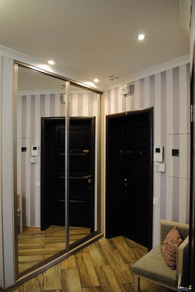Вход в квартиру. Шкаф-купе с зеркальными дверями, банкетка для переобувания
